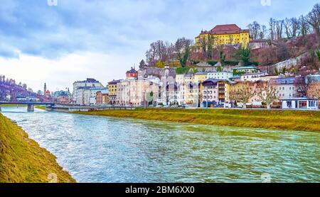 Das Ostufer der Salzach mit historischen Häusern und Kapuzinerkloster auf dem Hügel, Salzburg, Österreich Stockfoto