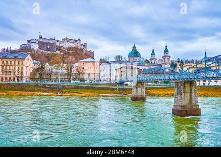 SALZBURG, ÖSTERREICH - 1. MÄRZ 2019: Der Blick über die Salzach auf die Altstadt, die älteste der Stadt mit den wichtigsten historischen Sehenswürdigkeiten, auf Marc Stockfoto