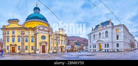 SALZBURG, ÖSTERREICH - 1. MÄRZ 2019: Panoramablick auf den Kajetanerplatz mit der herrlichen Kajetanerkirche und der Fassade des Landesgerichts Stockfoto