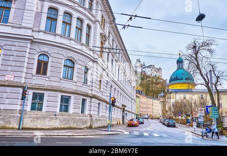 SALZBURG, ÖSTERREICH - 1. MÄRZ 2019: Das leere und ruhige zentrale Kaiviertel-Viertel liegt abseits der beliebten touristischen Altstadt, auf Marc Stockfoto