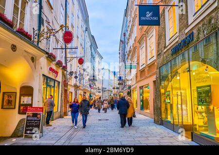 SALZBURG, ÖSTERREICH - 1. MÄRZ 2019: Eine der belebtesten Getreidegasse ist die most fashioned Street mit Reihen von Boutiquen, Geschäften und Restaurants, Stockfoto