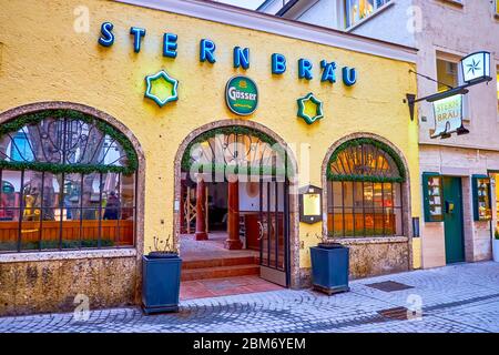 SALZBURG, ÖSTERREICH - 1. MÄRZ 2019: Die Fassade mit dem Eingang zum Innenhof des historischen Stern Brau, der berühmten Brauerei, befindet sich in Sterngaschen al Stockfoto