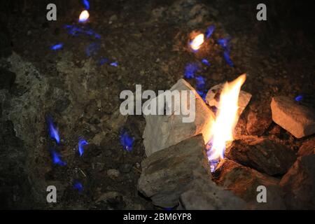 Brennendes gassfeuer auf dem Berg Chimera. Lizier Touristenweg in der Nähe von Cirali in der Türkei Stockfoto