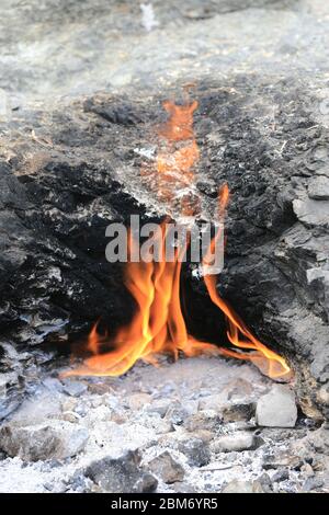 Brennendes gassfeuer auf dem Berg Chimera. Berühmte touristische Strecke in Lizian nahe Cirali in der Türkei Stockfoto