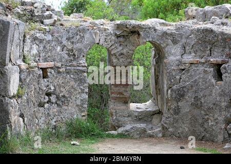 Blick auf die Chimera-Kirche Ruine in der Nähe von Yanartash natürlichen Schlote mit ewigen Flammen. Lizier Weg in der Türkei Stockfoto