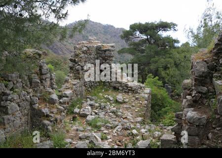 Blick auf die Chimera-Kirche Ruine in der Nähe von Yanartash natürlichen Schlote mit ewigen Flammen. Berühmte Touristen Lizier Weg in der Türkei Stockfoto
