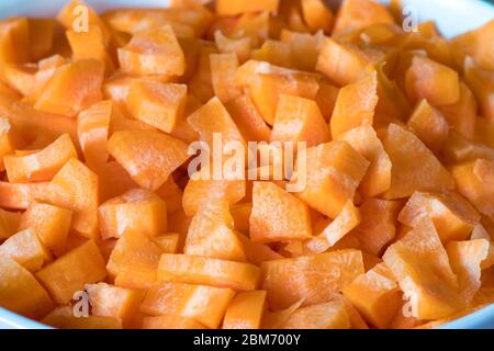 Gehackte frische Orangenkarotten, fertig zum Essen, aus nächster Nähe Stockfoto