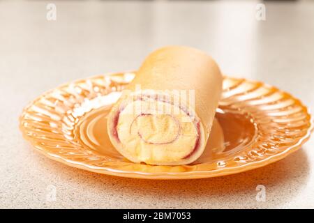 Ein Retro-Food-Klassiker die Arctic Roll gefrorene Wüste auf einer Goldplatte. Stockfoto