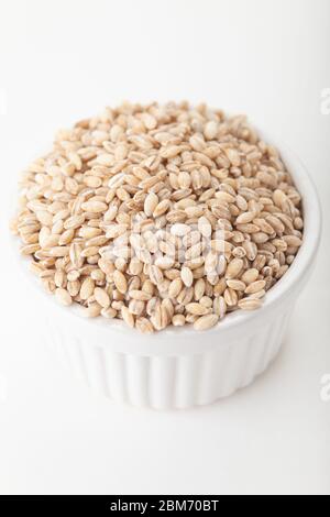 Perlgraserne in einer weißen Ramekin-Schale Stockfoto
