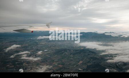 Blick vom Fenster auf die südafrikanische Landschaft nach dem Start von Kapstadt Stockfoto