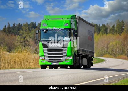 Lime Green Scania R500 Sattelzug Artūro Didaus įmonė transportiert Waren an einem schönen Frühlingstag in Salo, Finnland. 26. April 2019. Stockfoto