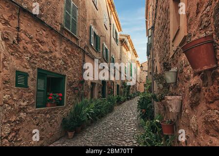 Blick auf die spanischen Straßen auf der antiken Stadt Valldemossa - Mallorca, Spanien Stockfoto