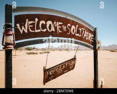 Willkommens-Schild und rostigen alten Fahrzeug in Solitaire. Solitaire ist eine kleine Siedlung in der Khomas Region zentral-Namibia, Afrika Stockfoto