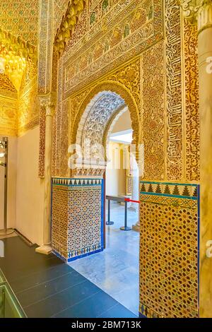 GRANADA, SPANIEN - 27. SEPTEMBER 2019: Hufeisentor in der Moschee des Palacio de la Madraza (Madrasa), reich verziert mit Bodenbearbeitung, feine Töpfchen Stockfoto