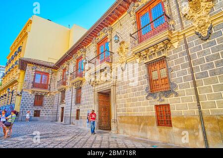 GRANADA, SPANIEN - 27. SEPTEMBER 2019: Barocke Außenfassade des Palacio de la Madraza (Islamische Schule der Madrasa), mit Steingirlanden dekoriert und in Stockfoto