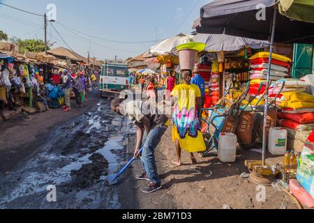 Bissau, Republik Guinea-Bissau - 6. Januar 2020: Straßenlandschaft in der Stadt Bissau mit Menschen auf dem Straßenmarkt, Guinea-Bissau Stockfoto