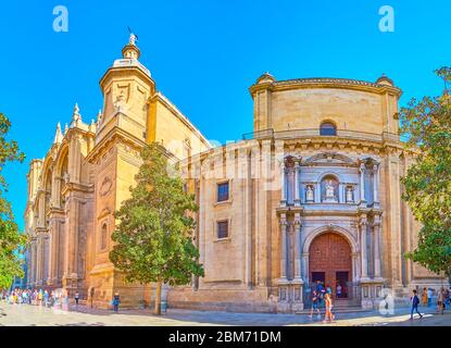 GRANADA, SPANIEN - 27. SEPTEMBER 2019: Panorama der Plaza de Alonso Cano mit mittelalterlicher Sagrario Kirche und riesigen Gebäude der Kathedrale mit hohen Be Stockfoto