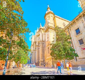 GRANADA, SPANIEN - 27. SEPTEMBER 2019: Der angenehme Spaziergang durch den Plaza de Alonso Cano mit Blick auf das mittelalterliche Gebäude der Kathedrale, am 27. September Stockfoto