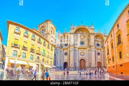 GRANADA, SPANIEN - 25. SEPTEMBER 2019: Panorama der Fassade der Kathedrale, geformt als Triumphbogen und mit Steinsäulen, Skulpturen und Ga Stockfoto