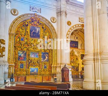 GRANADA, SPANIEN - 25. SEPTEMBER 2019: Der malerische Altar von Jesus Nazareno (von Nazareth) in der Kathedrale von Granada, mit historischen Gemälden und oder dekoriert Stockfoto