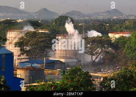 Andhra Pradesh, Indien. Mai 2020. Rauch steigt nach einem Gasleck in der Chemieanlage 'LG Polymers' im Vishakhapatnam-Distrikt von Andhra Pradesh, Indien, am 7. Mai 2020 auf. Die Zahl der Todesopfer beim Gasleck-Vorfall am Donnerstag im südlichen Bundesstaat Andhra Pradesh in Indien ist auf 11 gestiegen, bestätigte der Generaldirektor der National Disaster Response Force (NDRF) S.N. Pradhan während der Ansprache von Medienvertretern in Delhi. Kredit: Str/Xinhua/Alamy Live News Stockfoto