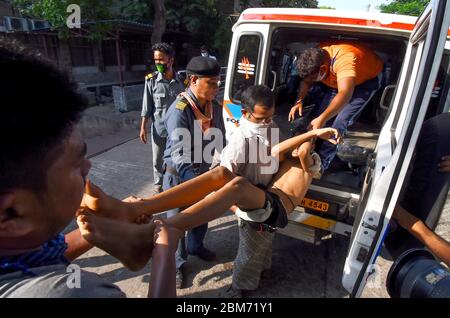 Andhra Pradesh, Indien. Mai 2020. Medizinische Mitarbeiter bringen eine bewusstlose Person nach einem Gasleck in der Chemiefabrik "LG Polymers" im Vishakhapatnam-Distrikt von Andhra Pradesh, Indien, am 7. Mai 2020 zu einem Krankenwagen. Die Zahl der Todesopfer beim Gasleck-Vorfall am Donnerstag im südlichen Bundesstaat Andhra Pradesh in Indien ist auf 11 gestiegen, bestätigte der Generaldirektor der National Disaster Response Force (NDRF) S.N. Pradhan während der Ansprache von Medienvertretern in Delhi. Kredit: Str/Xinhua/Alamy Live News Stockfoto