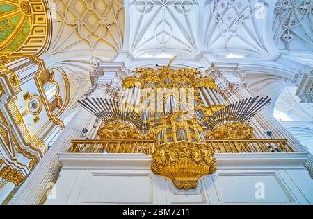 GRANADA, SPANIEN - 25. SEPTEMBER 2019: Die alte Orgel der Kathedrale ist am 25. September in Granada mit vergoldeten Stuckdetails und feinen Mustern verziert Stockfoto