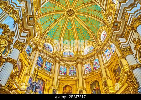 GRANADA, SPANIEN - 25. SEPTEMBER 2019: Die reich verzierte Kuppel der Hauptkapelle der Kathedrale ist am 25. September mit Meisterwerken von Buntglasfenstern umgeben Stockfoto