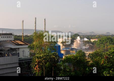 Andhra Pradesh, Indien. Mai 2020. Rauch steigt nach einem Gasleck in der Chemieanlage 'LG Polymers' im Vishakhapatnam-Distrikt von Andhra Pradesh, Indien, am 7. Mai 2020 auf. Die Zahl der Todesopfer beim Gasleck-Vorfall am Donnerstag im südlichen Bundesstaat Andhra Pradesh in Indien ist auf 11 gestiegen, bestätigte der Generaldirektor der National Disaster Response Force (NDRF) S.N. Pradhan während der Ansprache von Medienvertretern in Delhi. Kredit: Str/Xinhua/Alamy Live News Stockfoto