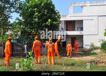 Andhra Pradesh, Indien. Mai 2020. Mitglieder der National Disaster Response Force (NDRF) arbeiten nach einem Gasleck in der Chemiefabrik "LG Polymers" im Vishakhapatnam-Distrikt von Andhra Pradesh, Indien, 7. Mai 2020. Die Zahl der Todesopfer beim Gasleck-Vorfall am Donnerstag im südlichen Bundesstaat Andhra Pradesh in Indien ist auf 11 gestiegen, bestätigte der Generaldirektor der National Disaster Response Force (NDRF) S.N. Pradhan während der Ansprache von Medienvertretern in Delhi. Kredit: Str/Xinhua/Alamy Live News Stockfoto