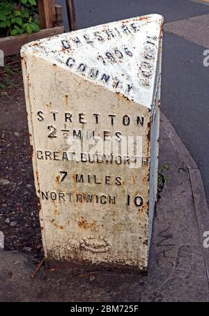 Rusted-Mile-Post nach Warrington, Stretton usw. in London Road, Stockton Heath, Warrington, Cheshire, England, Großbritannien, WA4 6SG - 1896 Stockfoto