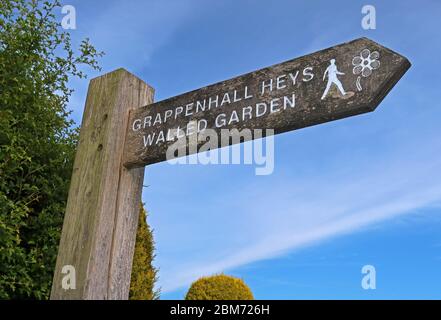 Grappenhall Heys Walled Garden sign, Grappenhall Village, South Warrington, Cheshire, England, UK, Holzschild, WA4 Stockfoto