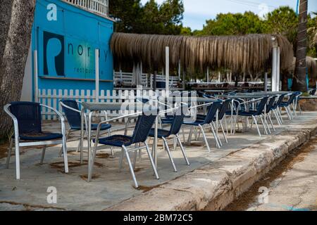 Palma De Mallorca, Spanien. Mai 2020. PALMA DE MALLORCA, SPANIEN - 6. MAI 2020 : Restaurant in der Nähe des Strandes von Estrenc, bereit für Urlauber, aber geschlossen aufgrund Covid 19 Regeln auf Mallorca bei - Mallorca während Corona Lock down am 6. Mai 2020 in Palma de Mallorca, . (Foto von Thomas Reiner/ESPA-Images) Quelle: Europäische Sportfotoagentur/Alamy Live News Stockfoto