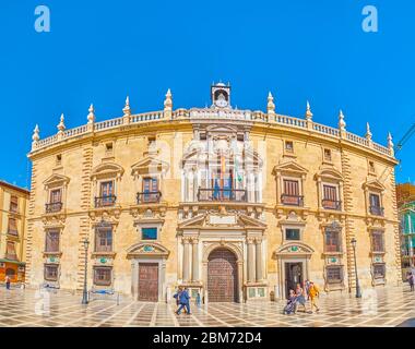 GRANADA, SPANIEN - 25. SEPTEMBER 2019: Die Fassade des Gebäudes des Obersten Gerichtshofs, mit Zierleisten, geschnitztem Eingangsportal aus Stein und Uhrturm verziert Stockfoto