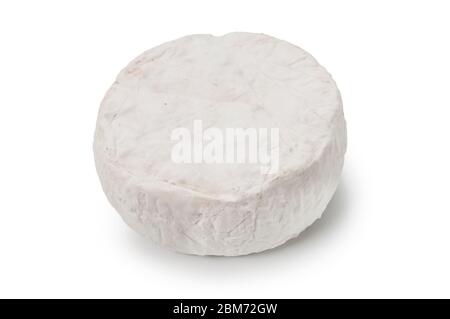 Studio-Aufnahme von Camembert-Stil Käse geschnitten vor einem weißen Hintergrund Stockfoto