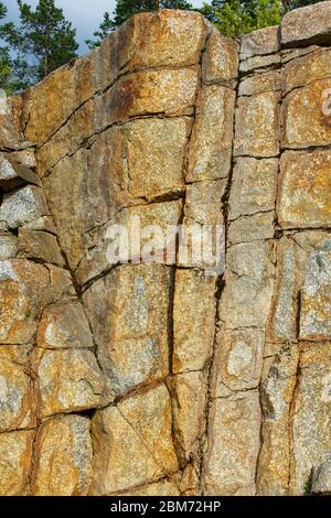 Risse auf der Felswand Stockfoto