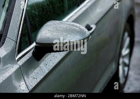Nahaufnahme des Seitenspiegels des Volkswagen Passat 2015 Modell bei Regen Stockfoto