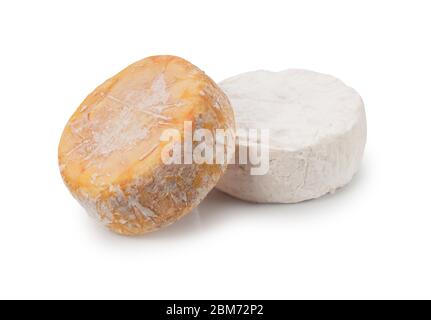 Studio-Aufnahme von Camembert-Stil Käse geschnitten vor einem weißen Hintergrund Stockfoto