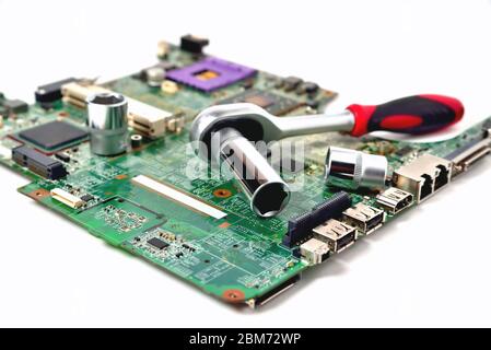 Der Steckschlüssel liegt auf dem alten Chip für den Laptop, isolieren, groß, nah Stockfoto