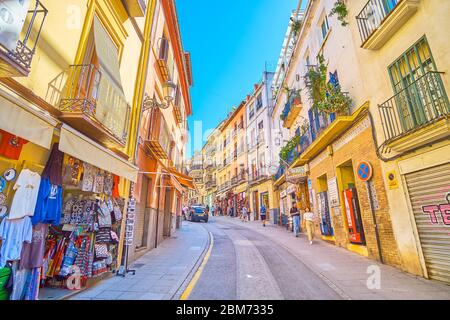 GRANADA, SPANIEN - 25. SEPTEMBER 2019: Der sanfte Aufstieg durch die Cuesta de Gomerez Straße, gesäumt von zahlreichen Souvenirläden und führt nach Alhamb Stockfoto