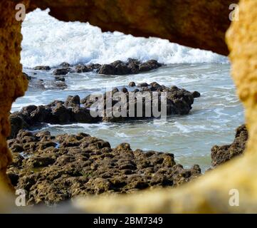 Spektakuläre Felsformationen am Sietskes Strand an der Algarve-Küste Stockfoto