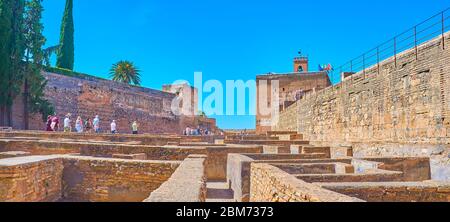 GRANADA, SPANIEN - 25. SEPTEMBER 2019: Panorama der Plaza de Armas (Waffenplatz) mit erhaltenen Gebäuden Fundamente, in Alcazaba Festung von Al Stockfoto