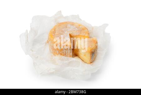 Studio-Aufnahme von Camembert-Stil Käse geschnitten vor einem weißen Hintergrund Stockfoto