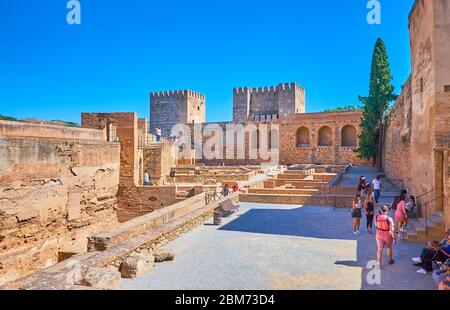 GRANADA, SPANIEN - 25. SEPTEMBER 2019: Der Plaza de Armas (Waffenplatz) von Alcazaba mit Blick auf den zerbrochenen Turm (Torre Quebrada) und den Festungsturm (Torre del Stockfoto