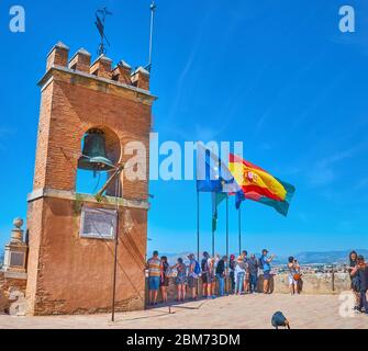 GRANADA, SPANIEN - 25. SEPTEMBER 2019: Aussichtsplattform des Wachturms (Torre de la Vale) der Alcazaba Festung (Alhambra) mit Backsteinglockenbau, Bronze Stockfoto