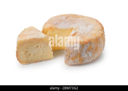 Studio-Aufnahme von Camembert-Stil Käse geschnitten vor einem weißen Hintergrund Stockfoto