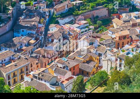 Die Dächer und farbigen Gebäude von Albaicin historischen Viertel, am Fuße des Sabika Hügel, Granada, Spanien Stockfoto