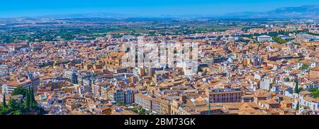 Genießen Sie den Blick über die roten Dächer von Granada von den Mauern der Alhambra, während Sie das historische Albaicin Viertel, die Wohnviertel und die Kathedrale, Dominati beobachten Stockfoto