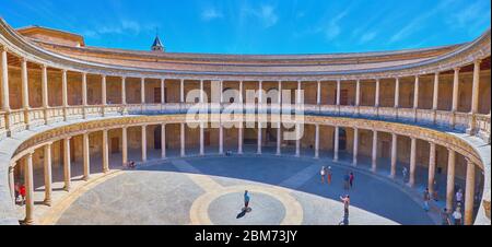 GRANADA, SPANIEN - 25. SEPTEMBER 2019: Das obere Panorama des Carlos V Palast der Alhambra Komplex mit Blick auf kreisförmigen Innenhof und Terrasse, dekoriert mit Stockfoto