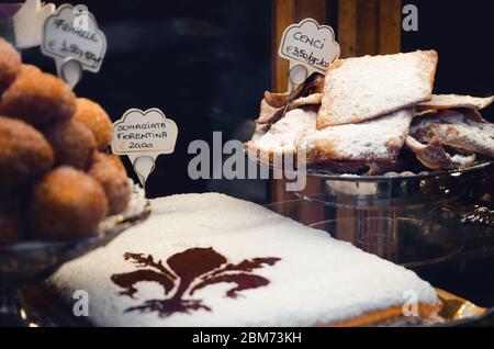 Die schiacciata fiorentina, eine traditionelle italienische Torte aus der Stadt Florenz (Toskana) in der Regel für Karnevalsferien mit cenci, italienische ange gemacht Stockfoto